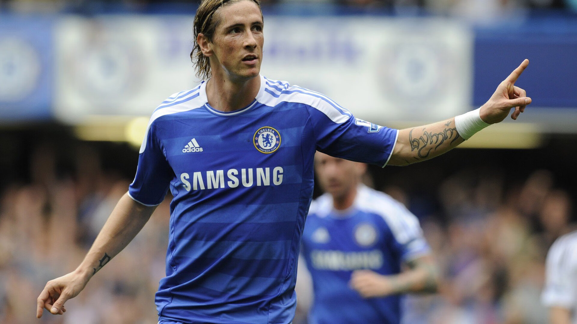 中锋与边位配合默契，多次完成快攻得分，中锋和边锋谁更容易进球